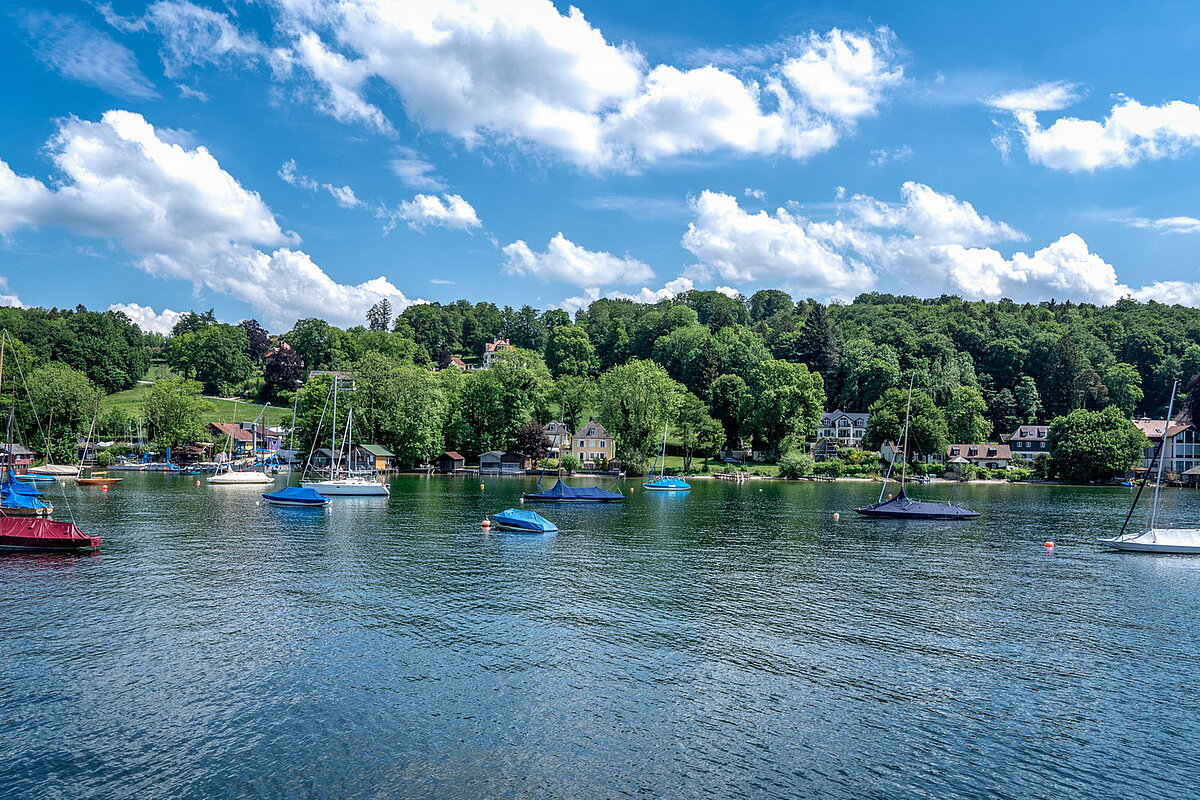 Ausblick auf die Landschaft am Starnberger See vom Schiff aus