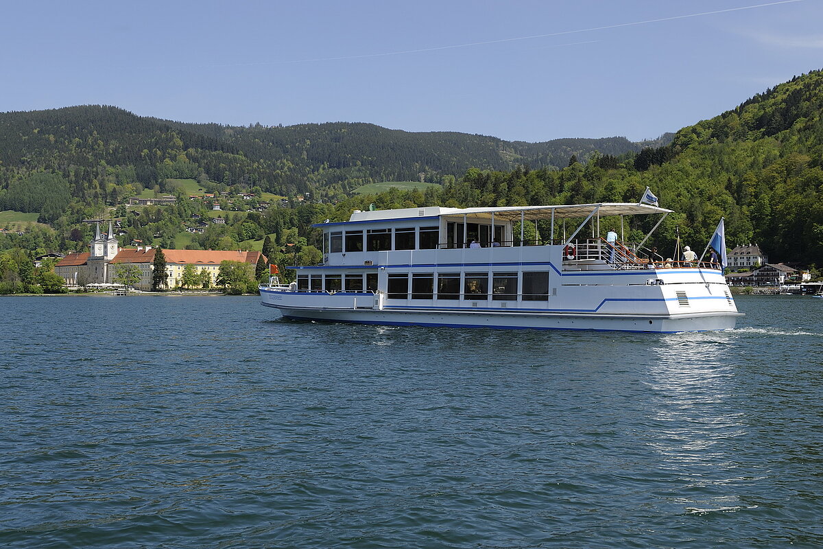 MS TEGERNSEE vor dem Kloster Tegernsee
